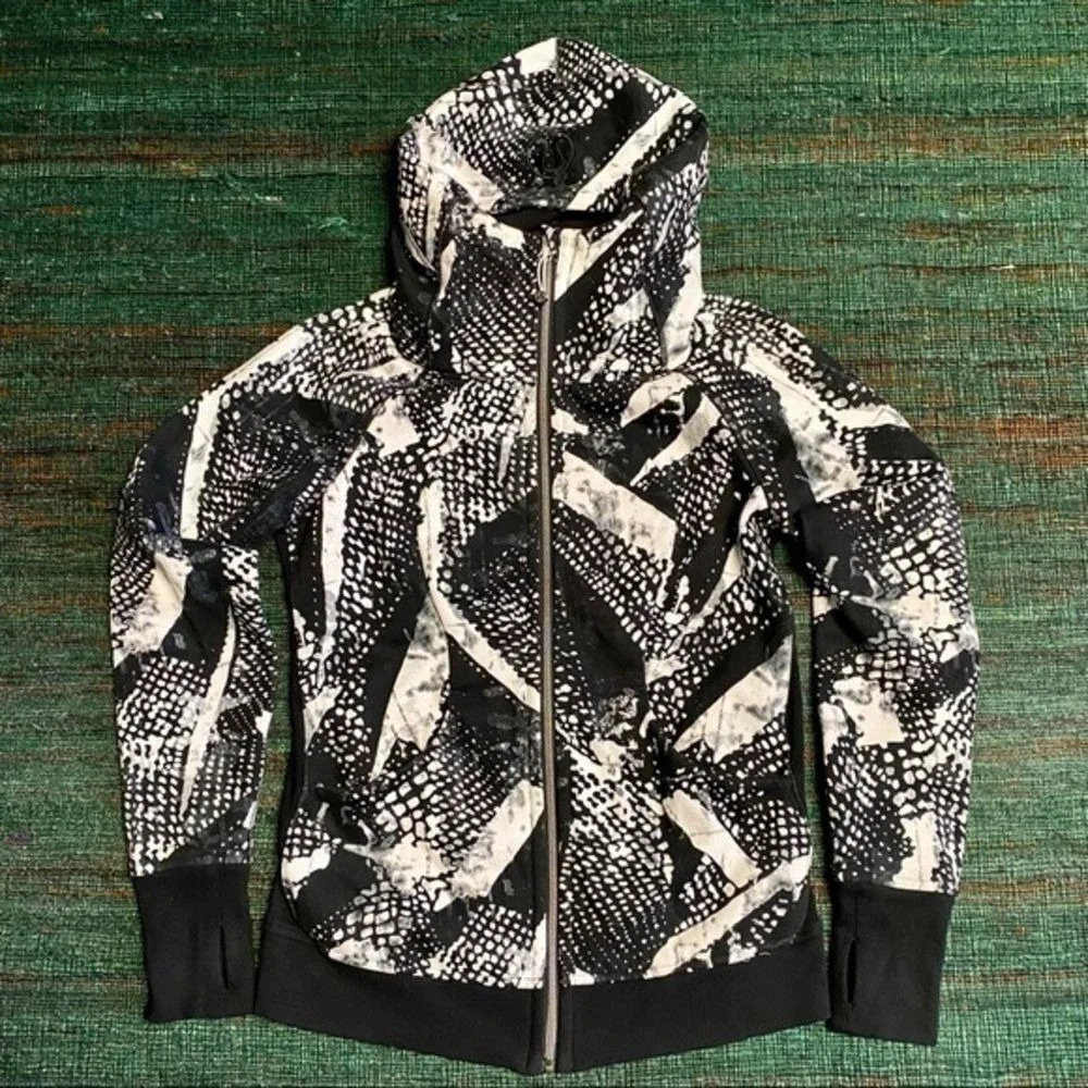 NWOT Lululemon graphic high‎ neck hoodie jacket.